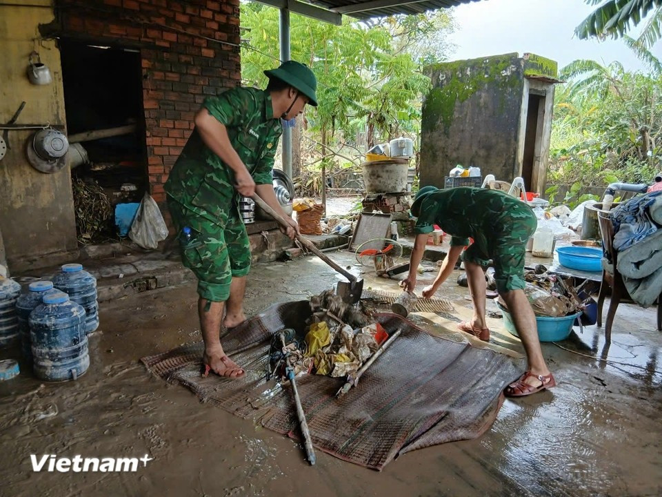 Des équipes continuent d’aider les populations à nettoyer les zones sinistrées, à dégager les cours d’eau, à évacuer la boue et à réparer les routes reliant les villages. Photo : Vietnam+