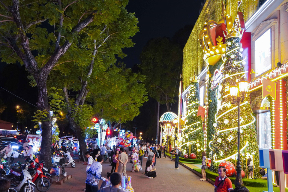 Des foules de gens au centre commercial pour célébrer Noël. Photo : VNA
