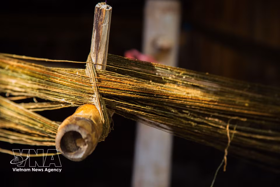 Le fil de lin brut, après avoir été filé, illustre la méticulosité et la persévérance qui définissent le tissage artisanal traditionnel.