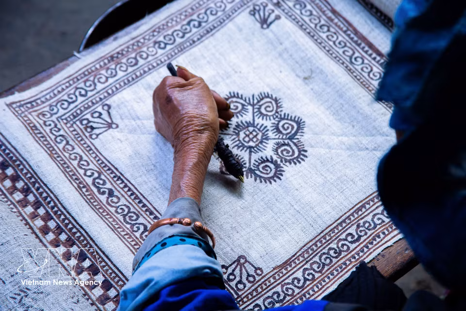 Fortes de leur savoir-faire et de leur esprit novateur, les femmes Hmong ont érigé le lin traditionnel en un véritable vecteur culturel.