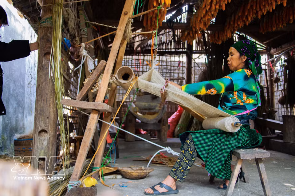À côté du rouet, les mains expertes continuent de travailler sans relâche à cet artisanat traditionnel, malgré les bouleversements de la vie moderne.