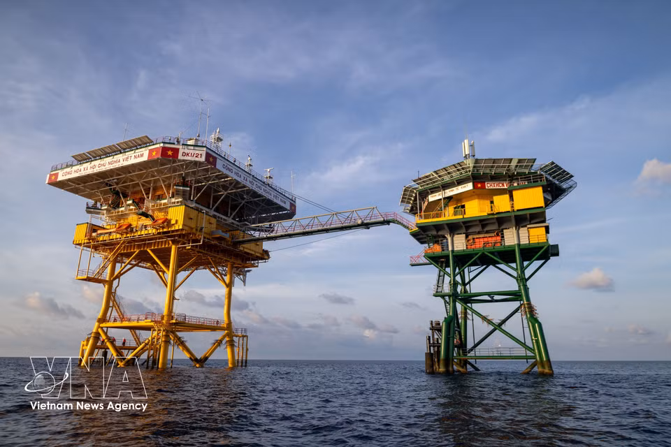 Piliers d'acier imposants au milieu de la mer. Photo : VNA