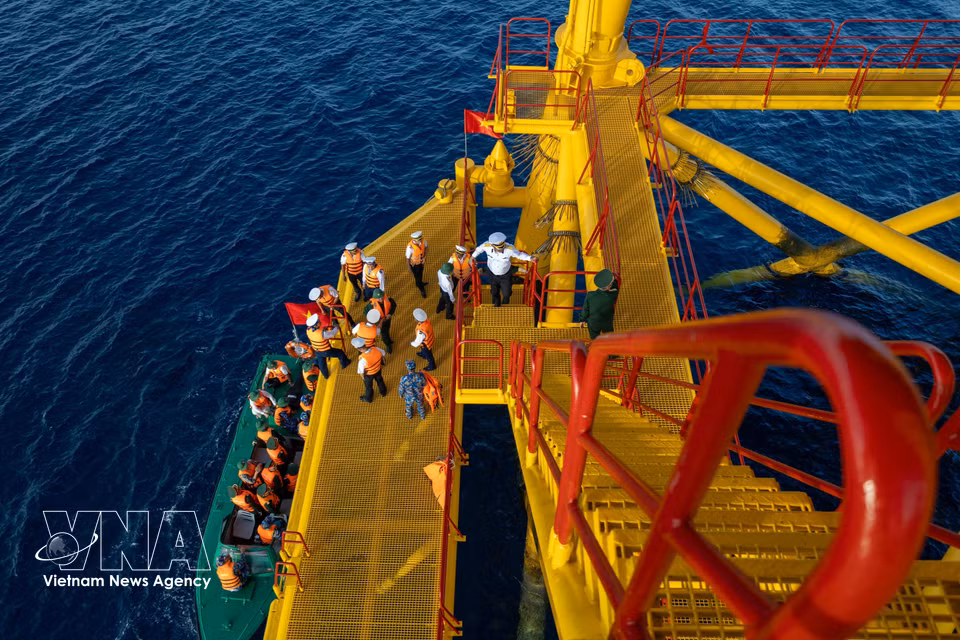 Le navire de service s’approche d'une plateforme DK1 sur une mer calme. Photo : VNA