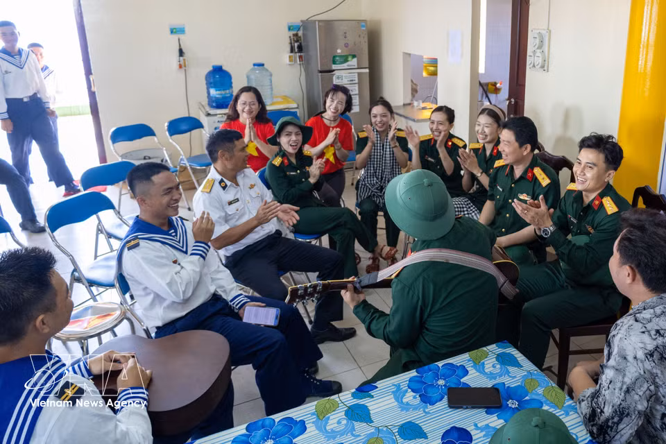 Des soldats d'une plateforme DK1 participent à un échange culturel avec une mission. Photo : VNA