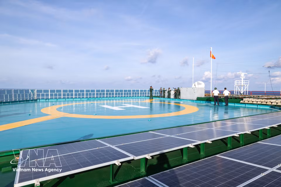 L’héliport situé sur le toit d'une plateforme DK1 permet d’assurer la liaison avec le continent en cas d’urgence. Photo : VNA