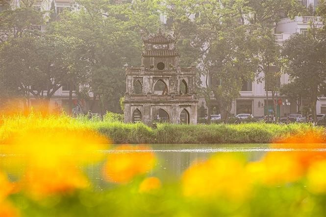 Le lac Hoàn Kiêm dans la douce atmosphère automnale. Photo: VNA