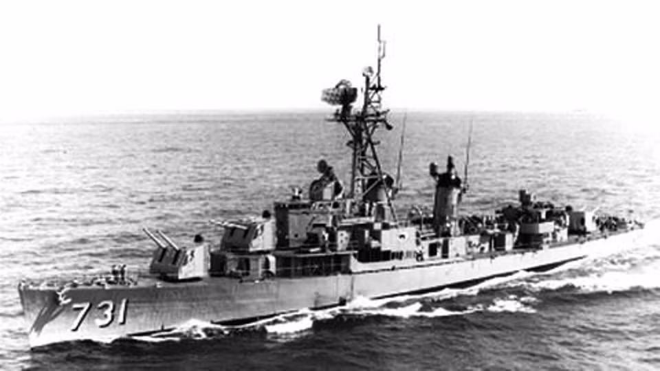 Le destroyer américain USS Maddox (DD-731) viole les eaux territoriales vietnamiennes le 2 août 1964. Photo : Archives internationales/VNA