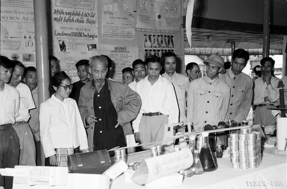 Le président Hô Chi Minh à l'exposition des innovations techniques des ouvriers de Hanoi, le 23 mai 1959. Photo : VNA