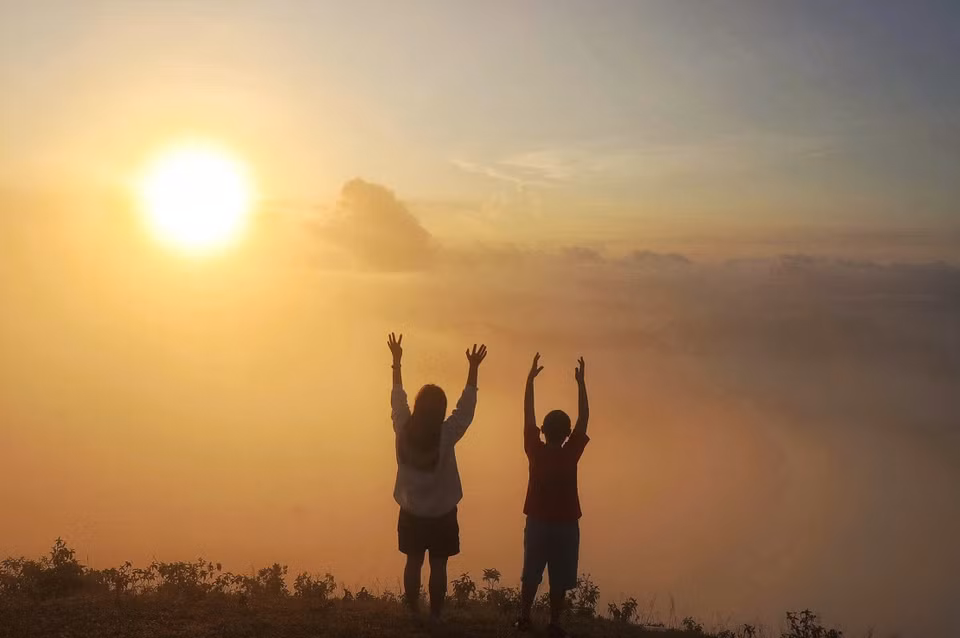 Accueil du lever du soleil sur le plateau de Dông Cao. Photo : VNA