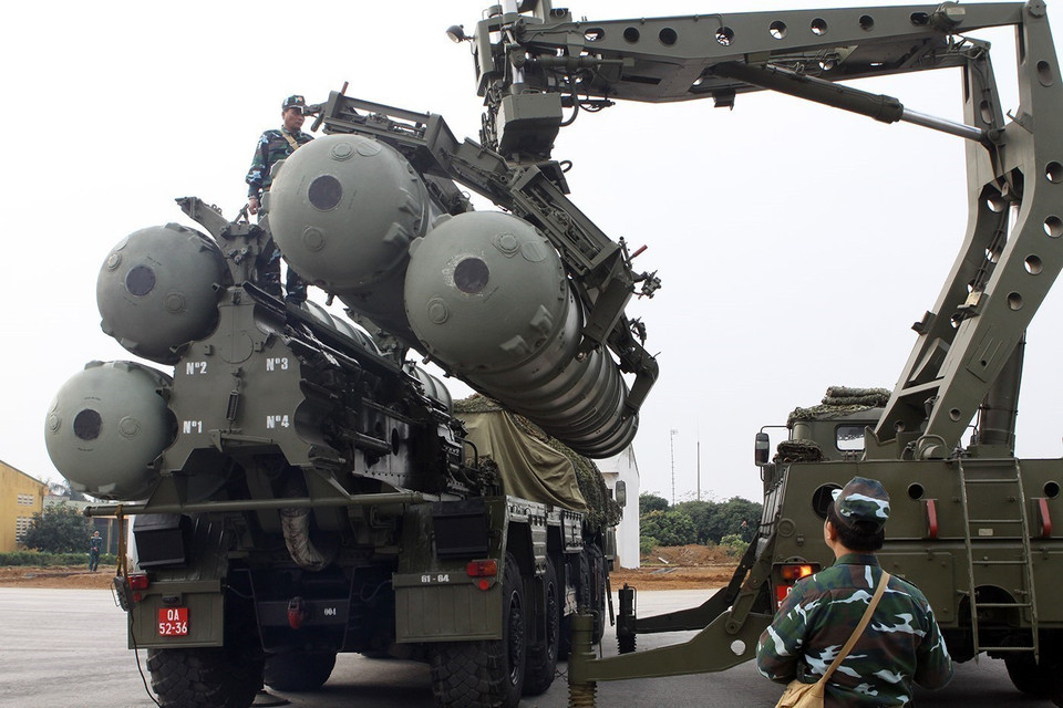 La coopération militaire et de défense entre la Russie et le Vietnam est en développement constant. La Russie reste un partenaire traditionnel et fiable du Vietnam dans les domaines de la coopération technique, militaire et de défense et est le principal fournisseur d’équipements militaires et d’armes pour l’Armée populaire du Vietnam. Photo : VNA