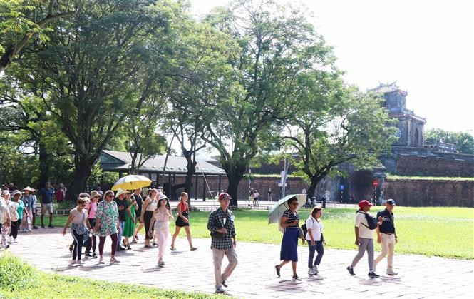 Entre janvier et septembre, la ville de Huê (Centre) a accueilli près de 5 millions de visiteurs, soit une augmentation spectaculaire de près de 67 % par rapport à la même période de l’an dernier. Les recettes touristiques ont, quant à elles, dépassé les 9 600 milliards de dôngs. Photo: VNA