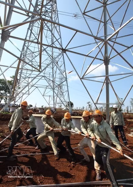 Des ouvriers de la société de construction électrique N°4 tirent des câbles à travers le district de Dak Song, province de Dak Nong (Hauts Plateaux du Centre), pour les travaux de la ligne électrique 500 kV Pleiku – My Phuoc – Cau Bong.