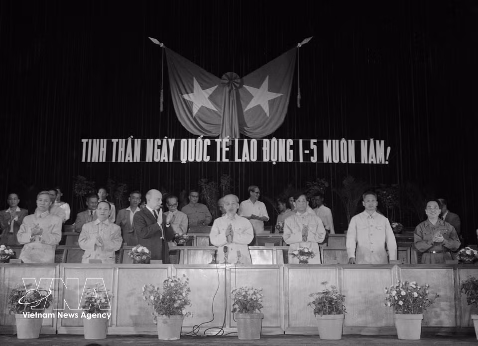 Le 18 février 1946, le Président Ho Chi Minh signe un décret instituant officiellement le 1er mai comme jour férié, marquant la reconnaissance du rôle de la classe ouvrière dans la société. Sur la photo : le Président Hô Chi Minh à la cérémonie de fêter la Journée internationale du travail le 1er mai 1955.