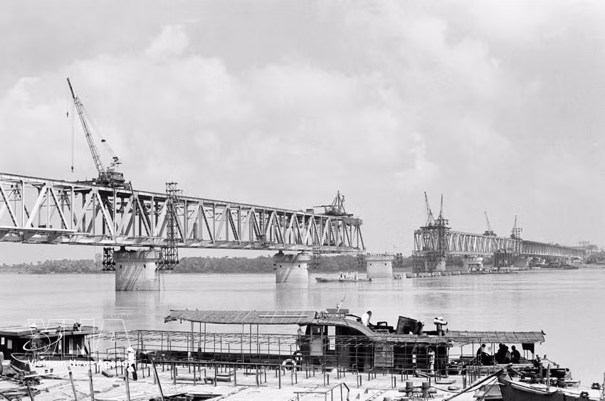 Des cadres et ouvriers de l’entreprise du pont Thang Long travaillent sans relâche sur un chantier (1983).