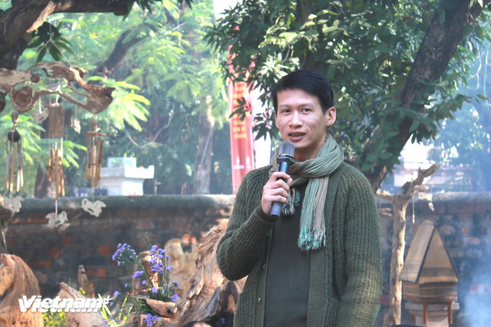 Le peintre Le Huy, représentant du groupe Lamphong Studio, présente l’œuvre "Binh Ngo", un jeu de mots combinant l’année du Cheval et la "grande proclamation sur la pacification des Wu", évoquant ainsi un passé héroïque. Photo : Vietnam+