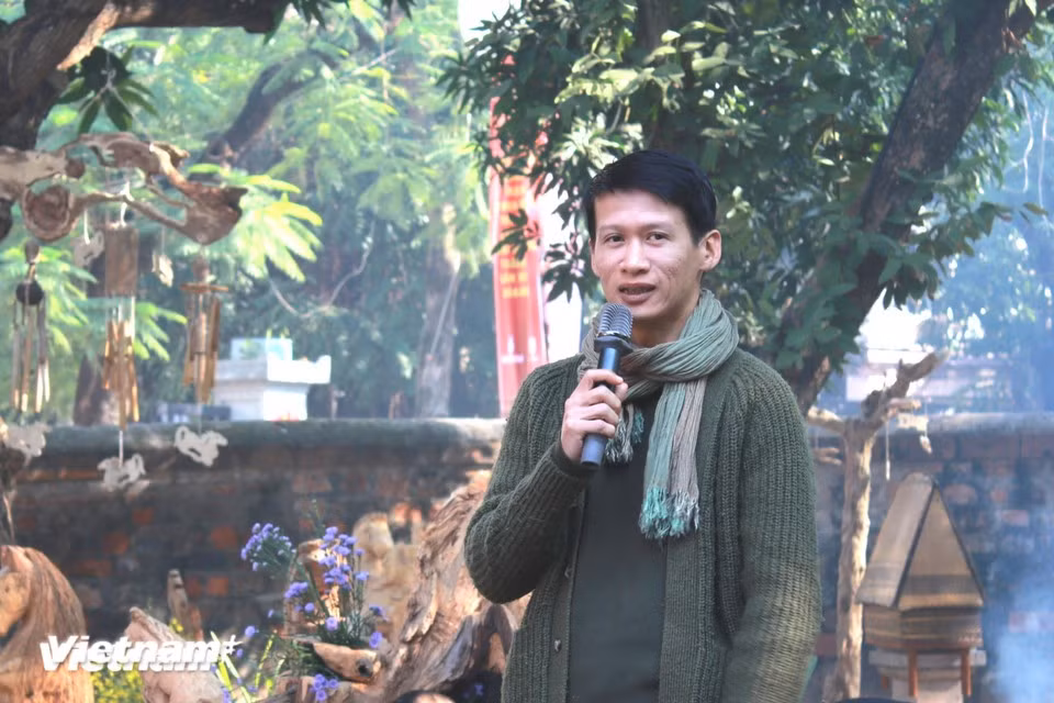Le peintre Le Huy, représentant du groupe Lamphong Studio, présente l’œuvre "Binh Ngo", un jeu de mots combinant l’année du Cheval et la "grande proclamation sur la pacification des Wu", évoquant ainsi un passé héroïque. Photo : Vietnam+