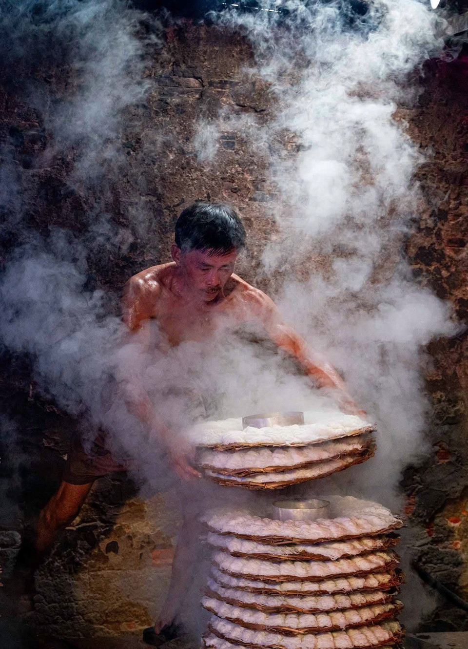 Les portions de nouilles de riz tout juste cuites à la vapeur sortent du four traditionnel de Le Van Chuong, un établissement réputé du village de Phu Long, dans le quartier de Ham Thang (province de Lam Dong). Photo : VNA
