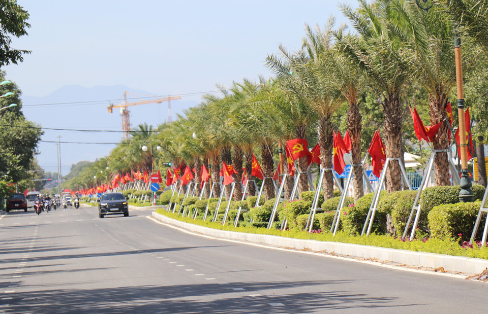 Un souffle festif envahit l’avenue du 16 avril (quartier de Dong Hai, province de Khanh Hoa): entre les alignements de drapeaux claquant au vent et les compositions florales multicolores, l'artère principale vibre au rythme du 14ᵉ Congrès national du Parti.