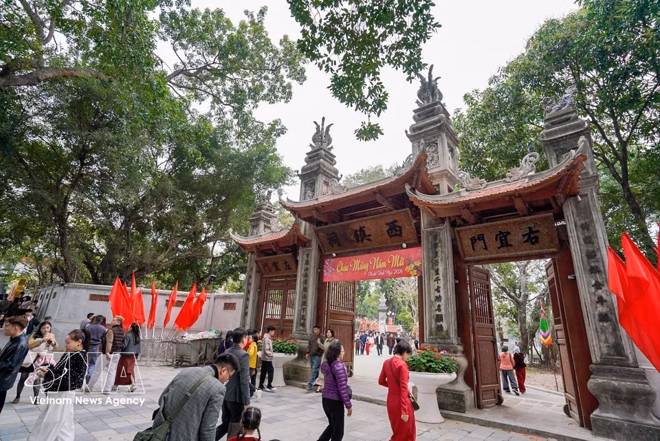Visites du Temple Voi Phuc (Temple gardien de l'Ouest) durant l'Année du Cheval. Photo : VNA