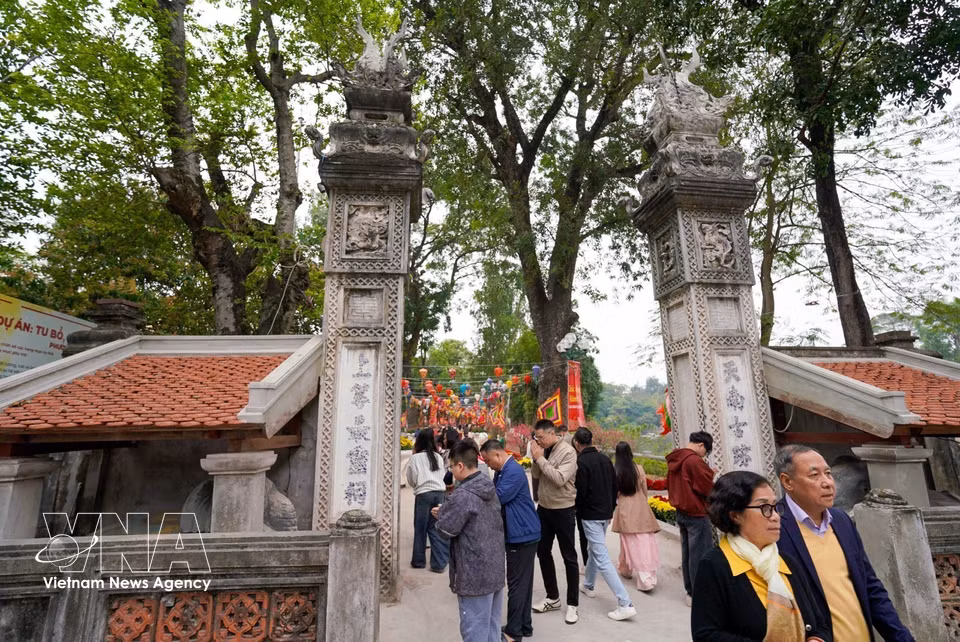 Des habitants et touristes au Temple Voi Phuc (Temple gardien de l'Ouest) durant l'Année du Cheval. Photo : VNA