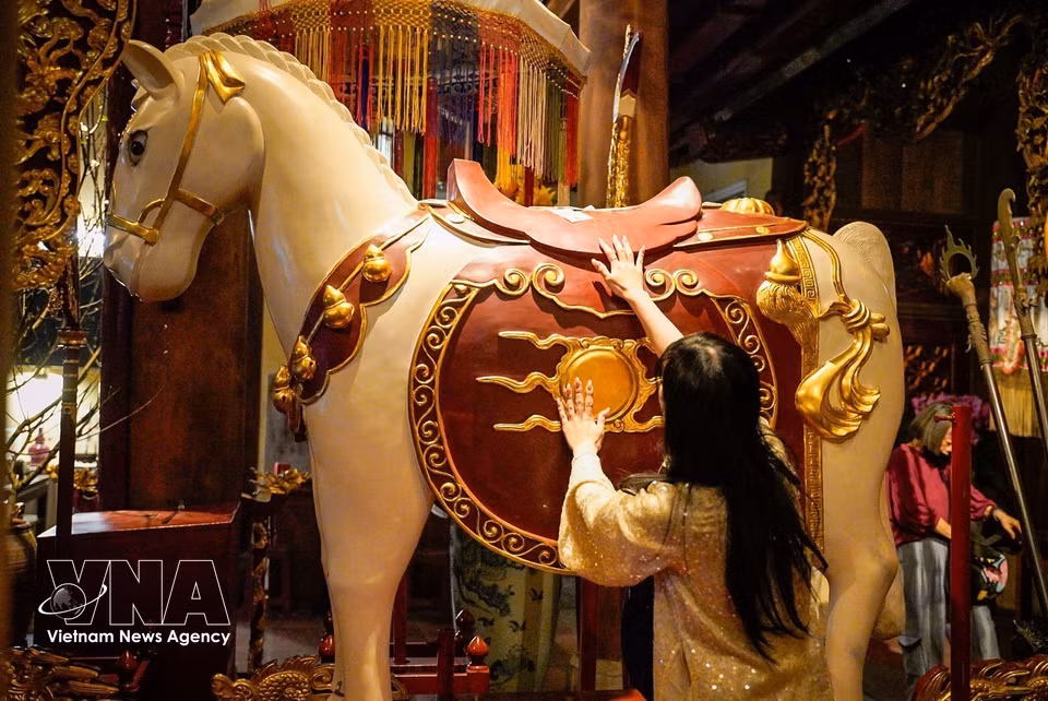 Touriste du Temple Bach Ma (Temple gardien de l'Est) durant l'Année du Cheval. Photo : VNA