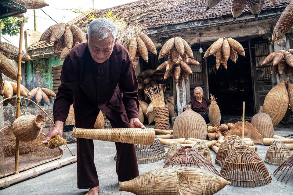 M. Luong Son Bac tisse des nasses à poissons depuis l'âge de 13 ans. Aujourd'hui âgé de plus de 80 ans, il pratique toujours avec passion ce métier pour préserver les valeurs traditionnelles. Photo : VNA