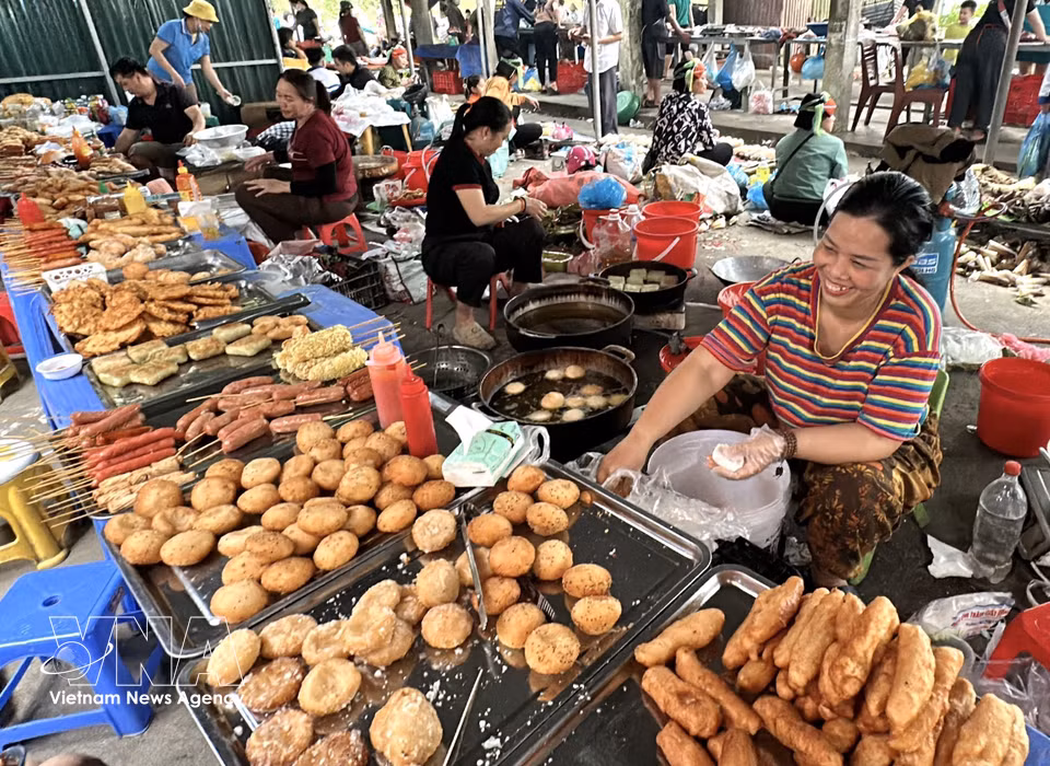 De nombreuses spécialités culinaires locales sont proposées à la vente. Photo : VNA