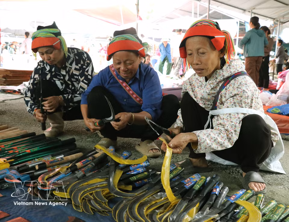Le marché périodique de Phuong Do reflète l'âme rurale de Tuyen Quang. Photo: VNA