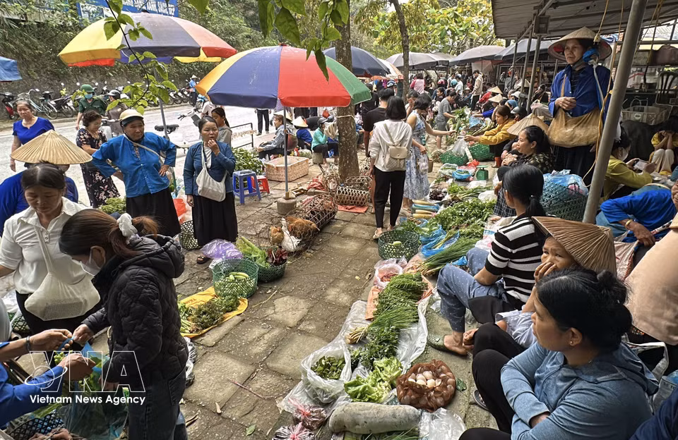 Des produits locaux sont vendus au marché de Phuong Do. Photo: VNA