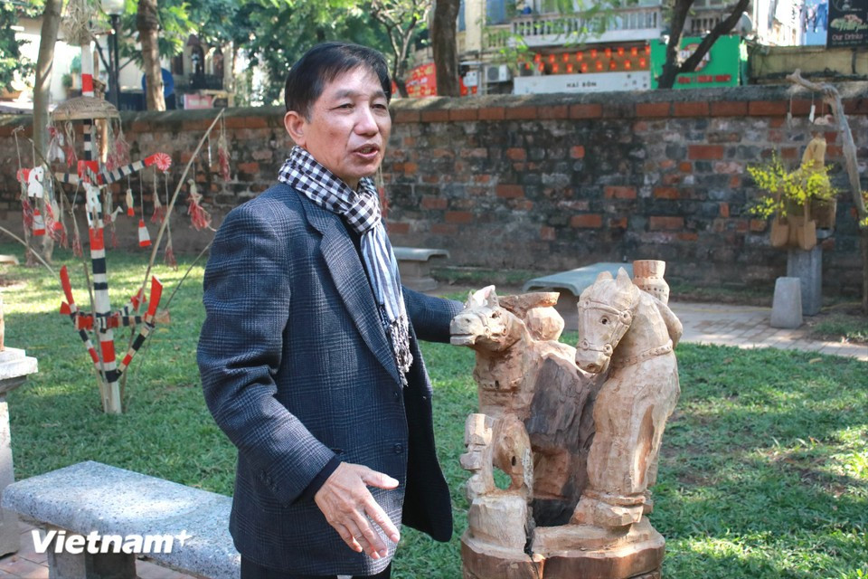 Après plusieurs décennies consacrées à l’étude et à la découverte de la culture du Tay Nguyen, Dang Minh Tam explique que les chevaux de cette région, bien que de petite taille, se distinguent par leur grande endurance, leur agilité remarquable et leur capacité à gravir les pentes escarpées — voire à nager. Photo : Vietnam+