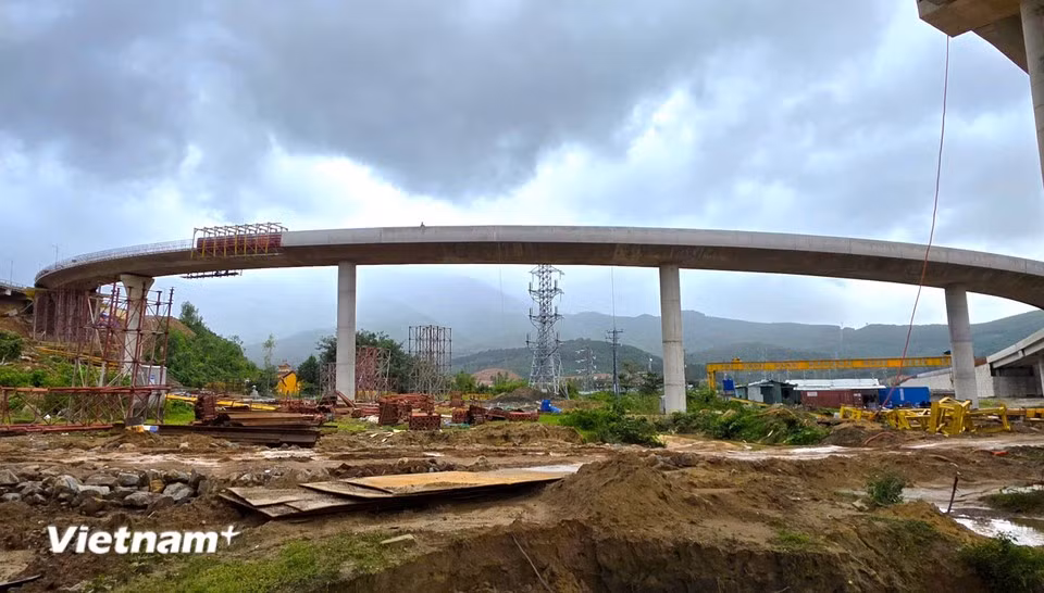 Vue d’en bas, la voie surélevée s’élance en courbe gracieuse, semblable à un arc-en-ciel. Photo : Vietnam+