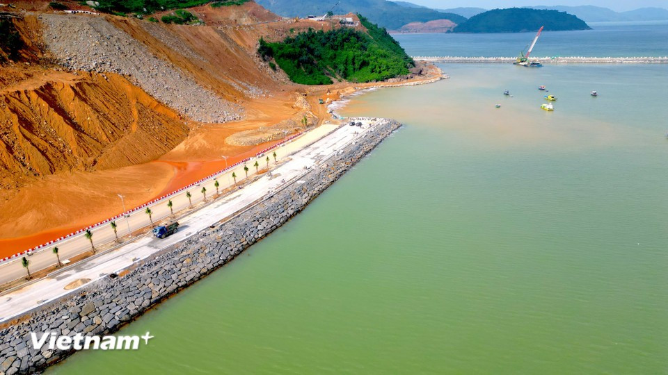 Lancé en décembre 2022, le projet d’infrastructures communes du port de Liên Chiêu, d’un investissement total de plus de 3 400 milliards de dôngs, affiche à ce jour un taux d’avancement de 95 %. Photo : Vietnam+