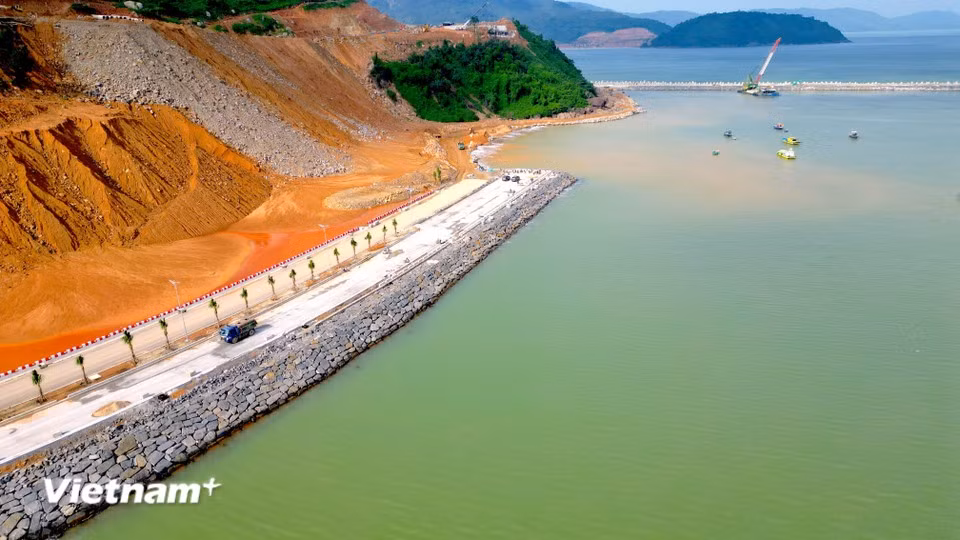 Lancé en décembre 2022, le projet d’infrastructures communes du port de Liên Chiêu, d’un investissement total de plus de 3 400 milliards de dôngs, affiche à ce jour un taux d’avancement de 95 %. Photo : Vietnam+