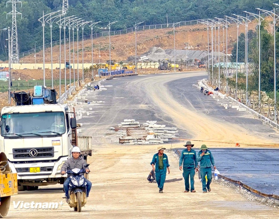 En fin de journée, les ouvriers quittent leur poste, le sourire aux lèvres. Photo : Vietnam+