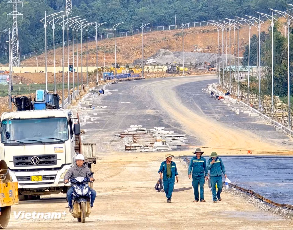 En fin de journée, les ouvriers quittent leur poste, le sourire aux lèvres. Photo : Vietnam+