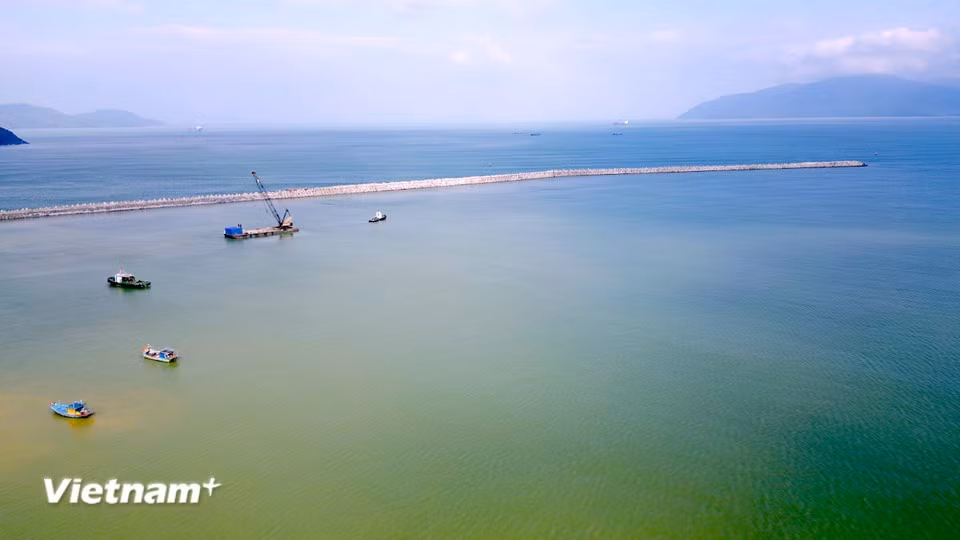 Le projet inclut la construction de digues et de brise-lames sur une longueur totale de 1 170 m, avec un taux d’avancement actuel de 96,64 %. Photo : Vietnam+