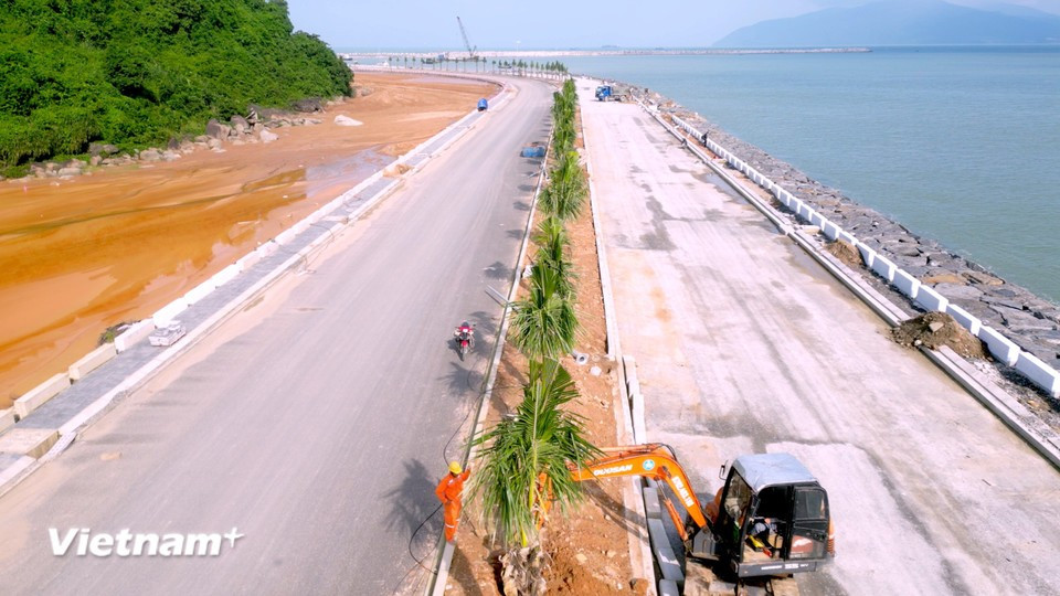 Les travaux de voirie, ainsi que les installations d’approvisionnement en électricité et en eau et les ouvrages auxiliaires, progressent rapidement et affichent un taux d’avancement de 80,17 %. Photo : Vietnam+