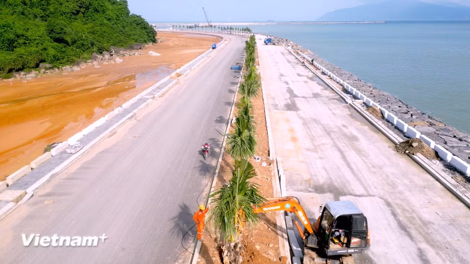 Les travaux de voirie, ainsi que les installations d’approvisionnement en électricité et en eau et les ouvrages auxiliaires, progressent rapidement et affichent un taux d’avancement de 80,17 %. Photo : Vietnam+