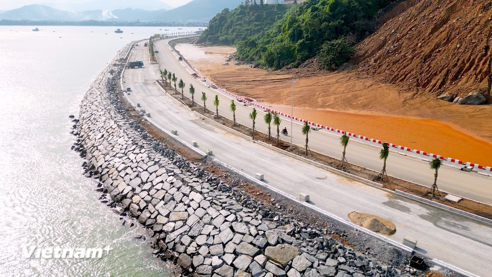 L’ouvrage routier reliant le port comprend deux sections : une première de 1,2 km, à six voies avec une largeur de 30 m, et une seconde de 0,6 km, à deux voies avec une une largeur de 8 m. Photo : Vietnam+