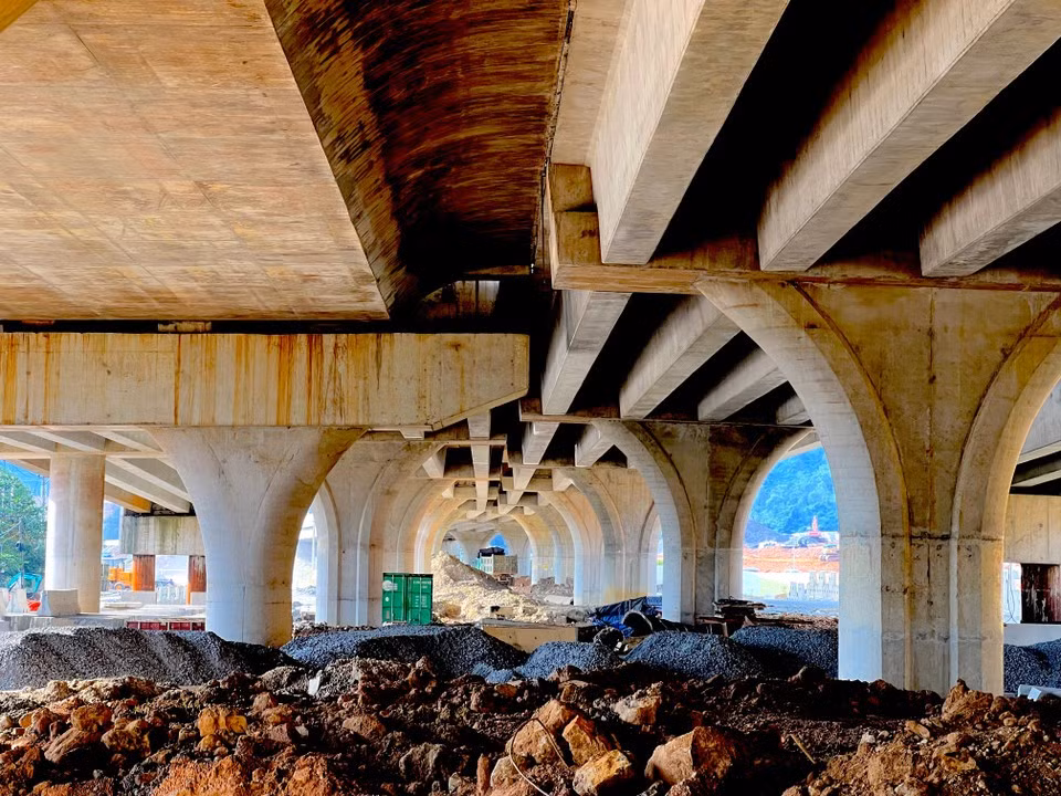 La voie surélevée est supportée par un alignement de piliers en béton. Photo : Vietnam+
