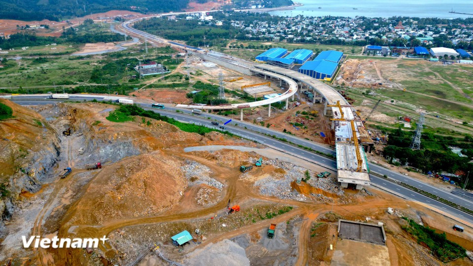 La route côtière desservant le port de Liên Chiêu, lancée en septembre 2023, représente un investissement de plus de 1 200 milliards de dôngs et s’étend sur près de 3 km. Photo : Vietnam+
