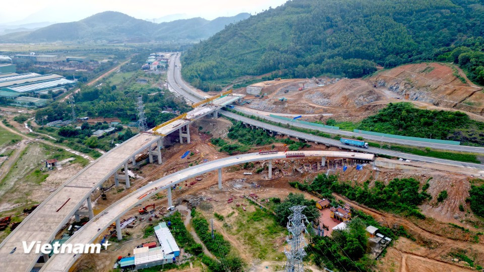 Le projet de la route côtière reliant le port de Liên Chiêu affiche un taux d’avancement de 82,30 %. Photo : Vietnam+