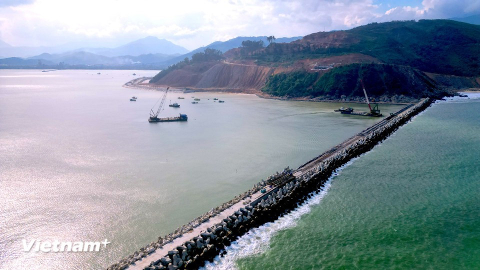 Les travaux du chenal d’accès et du bassin portuaire se poursuivent, le chenal ayant une longueur d’environ 7,3 km. Les travaux sont achevés à 99,09 %. Photo : Vietnam+