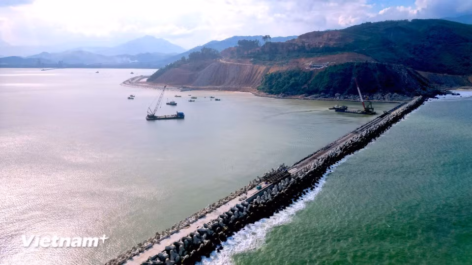 Les travaux du chenal d’accès et du bassin portuaire se poursuivent, le chenal ayant une longueur d’environ 7,3 km. Les travaux sont achevés à 99,09 %. Photo : Vietnam+
