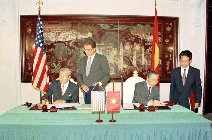 Le 5 août 1995, à Hanoï, le secrétaire d’État américain Warren Christopher et le ministre vietnamien des Affaires étrangères Nguyen Manh Cam signent le protocole établissant officiellement les relations diplomatiques entre le Vietnam et les États-Unis. Photo : VNA