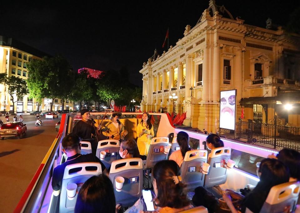 « Xam en bus » passe devant l'Opéra de Hanoï, le soir du 28 juin 2025. Photo : VNA