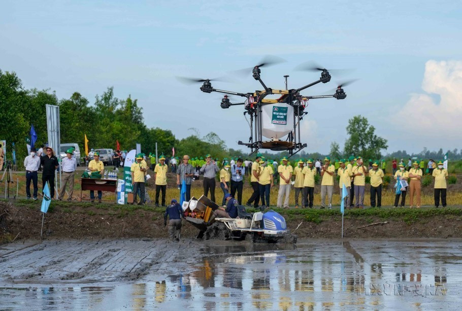 Agritechnica Asia Live 2022 : Démonstration de fertilisation du sol par drones. Photo : VNA