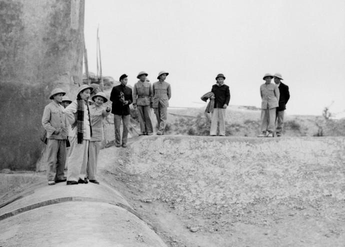 Le journaliste Vo Thê Ai de la VNA (debout derrière) accompagna l'Oncle Hô lors de sa visite du barrage de Thac Huông (province de Thai Nguyên), pour écrire des articles (25 janvier 1955).