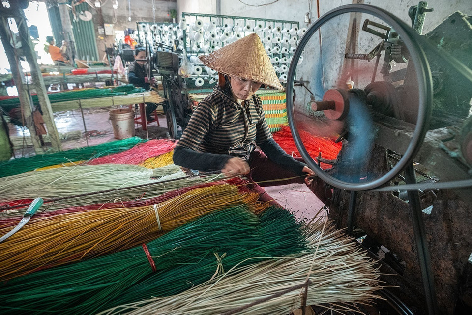 Aujourd’hui, de nombreuses familles de Phu Tân utilisent des machines à tisser pour améliorer l’efficacité économique, en complément du tissage manuel traditionnel. Photo : VNA