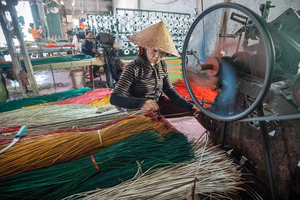 Aujourd’hui, de nombreuses familles de Phu Tân utilisent des machines à tisser pour améliorer l’efficacité économique, en complément du tissage manuel traditionnel. Photo : VNA